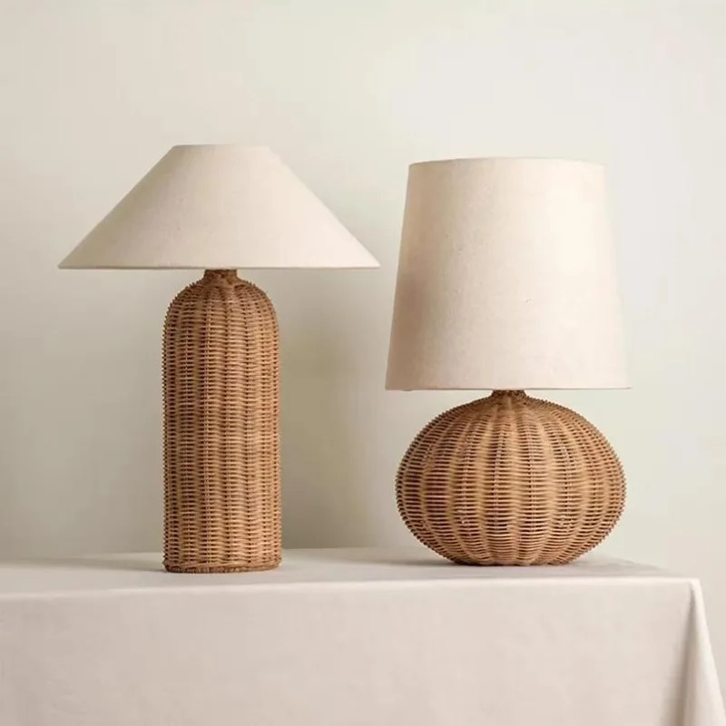Desk Setup Wallpaper - Lampada da Tavolo Vintage in Rattan